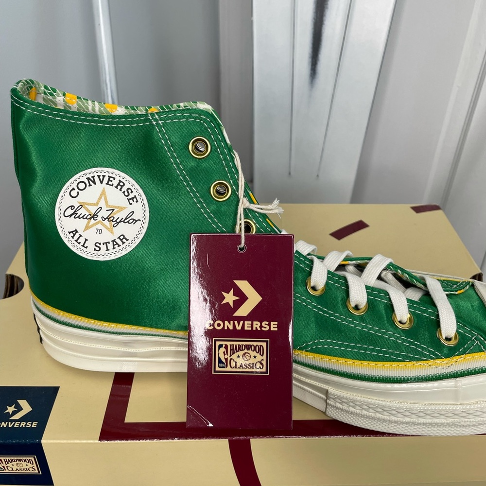 BRAND NEW GREEN CONVERSE HIGHTOPS